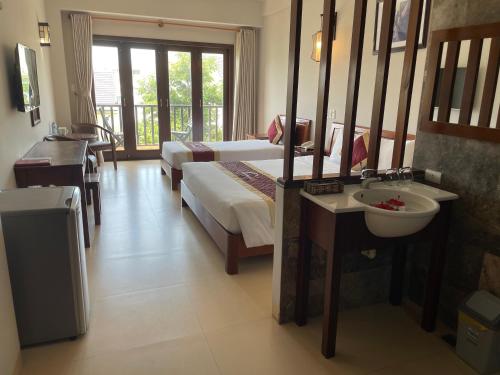 Deluxe Triple Room image 6