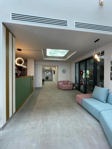Vestabils, Hotel Coroana in Lungani