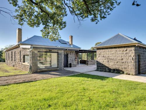 Bluestone Homestead close to Funfields Themepark