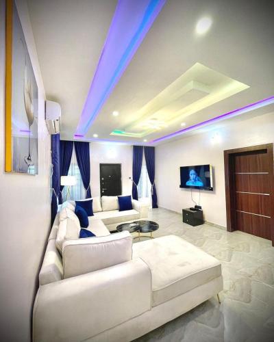 ห้องส่วนกลางสำหรับนั่งเล่น/ดูทีวี, Blueprint Apartment in อะคูร์