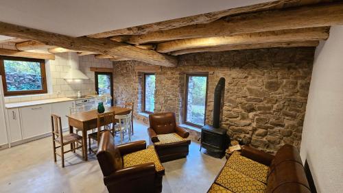 Koplietošanas atpūtas telpa ar TV, El Najerilla. Casa de pueblo in Neila