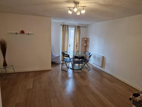 Family 2 bedrooms flat - Apartment - London