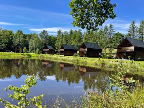 Przystanek Kistówko komfortowe domki z jacuzzi, staw wędkarski, kominek, las, przestrzeń