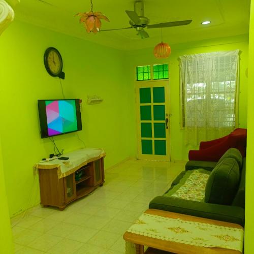 Shared lounge/TV area, MieHomestay Bukit payong in Bukit Payong