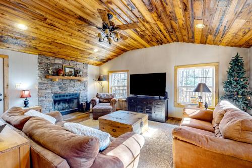 Pine Woods Cabin in McHenry, USA