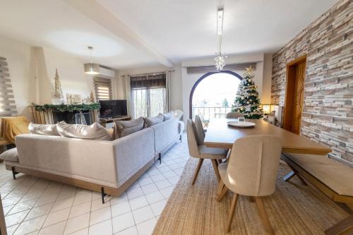 Excellent House in 아기오이 아나르기로이