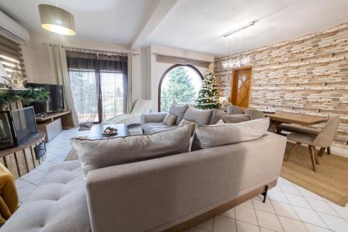 Excellent House in 아기오이 아나르기로이