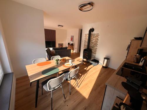 Ferienwohnung ImZaro: Erdgeschoss, 2 Schlafzimmer plus Schlafsofa, eigener Eingang, große Terrasse mit Garten! - Apartment - Spittal an der Drau