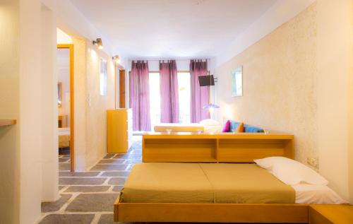 1 double bed, 2 twin beds
