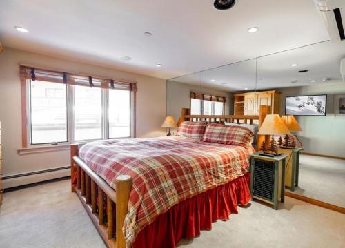 Vail Creekside Condo with Fireplace Near Gondola in Vail, USA