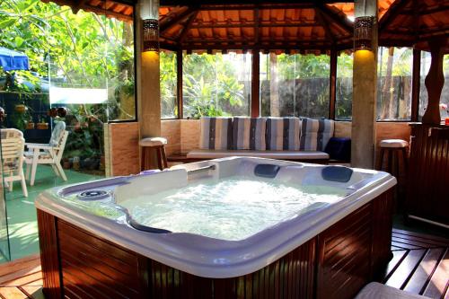 อ่างแช่น้ำร้อน, Pousada e SPA Canto do Mar in ไกวยูบา