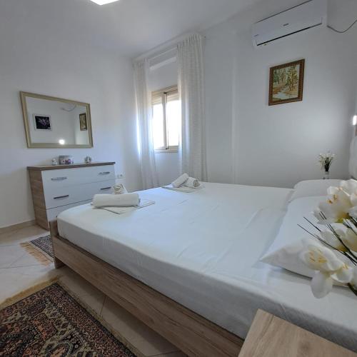 Flowers & Green 2 Bedrooms Apartment & Box Garage, Wlora (zdjęcie 9)