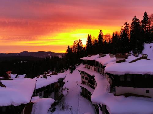 Uitzicht, VIVA 4-A-16 ski to the door Grand Monastery in Pamporovo