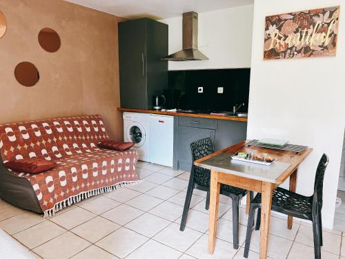 appartement climatisé terrasse, wifi et parking (CASAMACCE Studio climatise avec terrasse, small comfortable apartment free parking, air-conditioned ) in 科爾特