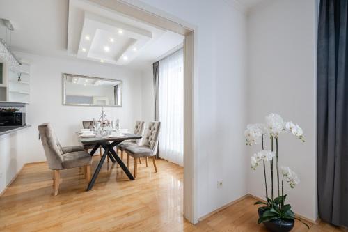 Beautiful three bedrooms apartment with free parking close to the Danube Coast - image 13