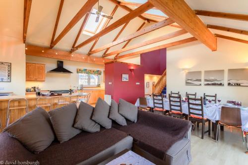 PleasantHillScotland-Stunning 7BR GardenVilla Superior Area (Sleeps24) in Glasgow