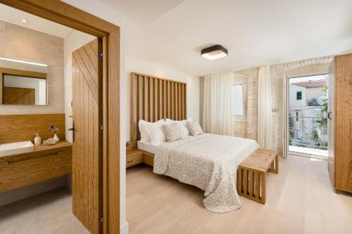 Double Room with Balcony image 4