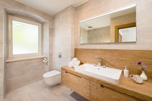 Double Room with Balcony image 5