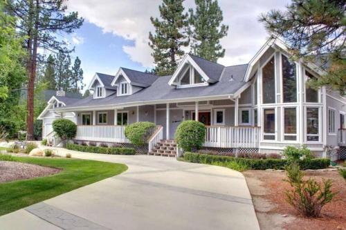 Lakefront Estate W/Stunning Views in Big Bear Lake in Big Bear Lake, USA
