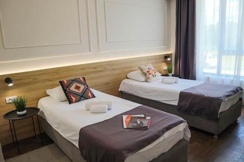 2 twin beds