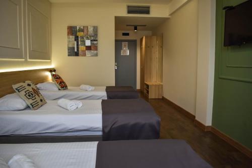 3 twin beds