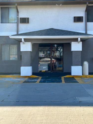 Emporia Inn - image 8