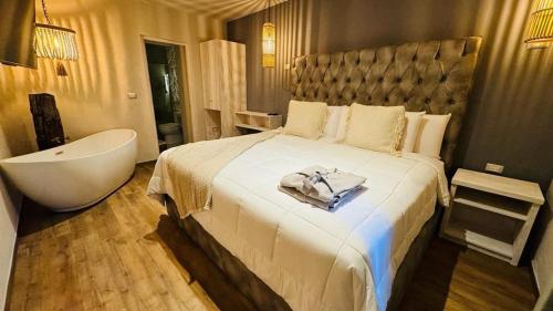 1 king bed, 1 sofa bed