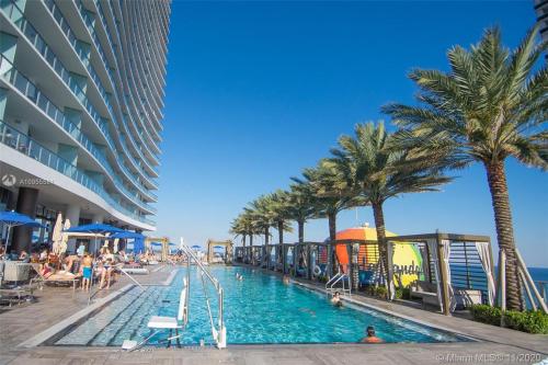 LYFE on the Beach 25th floor 1 bed unit with Oceanview - Tap to explore photos