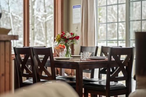 BASS LAKE RETREAT- lakeview home w 5 Bedrooms, Hot Tub, Game room, Pets in Traverse City, USA