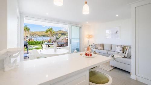 Watersea By The Bay Unit 2, waterfront, walk to shop&restaurants