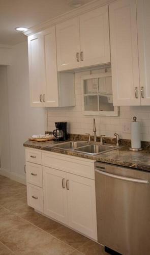 Bluebirds Nest 10 Min to AVL Biltmore hot tub cont bkfst sparkling water in Asheville, USA