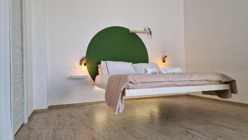 1 queen bed, 1 sofa bed