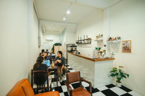 นัวร์ คาเฟ่ แอนด์ โฮสเทล - ไชน่าทาวน์ (Noir Cafe And Hostel - Chinatown) in เยาวราช