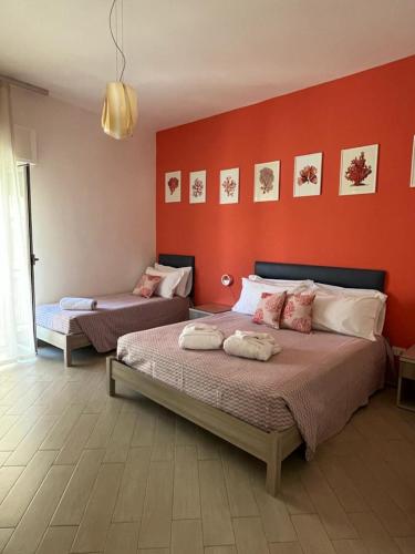 1 queen bed, 1 twin bed