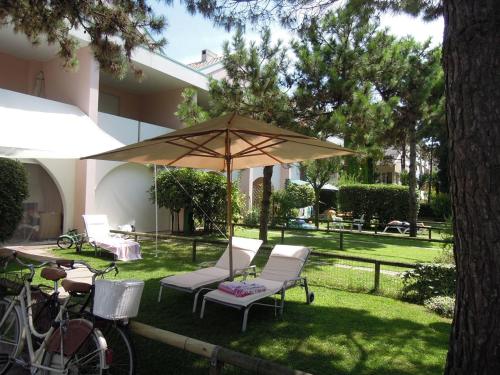 Relaxing apartment with garden and pool