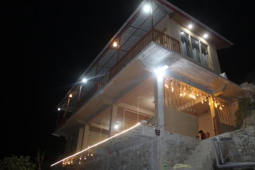 Skats, Pyare Cafe Cottages And Tents in Gushaini