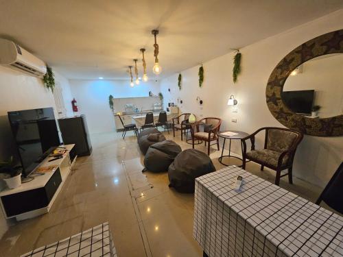 Shared lounge/TV area, Scandia Beach Hostel in Pattaya