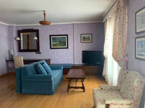 1 queen bed, 2 sofa beds