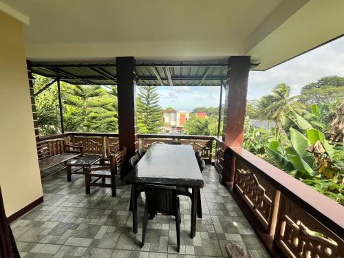 Altan/terrasse, The Quiet Villa- Tagaytay near Puzzle Mansion Bed & Breakfast