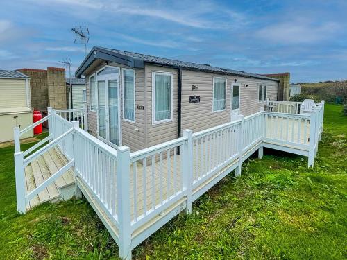 Beautiful Caravan With Decking At Naze Marine Park, Sleeps 8 Ref 17341br - Hotel - Walton-on-the-Naze