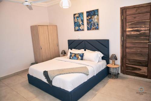 Charming Rooftop Apartments with Great view & Free Strong Wi-Fi - 40percent Long-stay Disc- Red Lotus Oasis