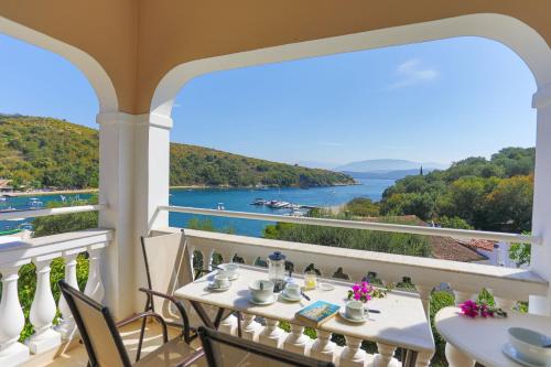 Three-Bedroom Apartment room in Evanna House in Saint Stephanos