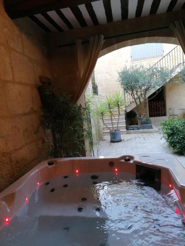 Pezsgőfürdő, Jim cosy & spa in Saint Hilaire D'Ozilhan