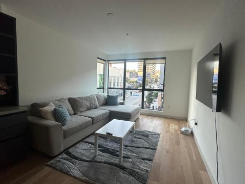 Spacious 2 bed 2 bath Hollywood Boulevard Walk Of Fame