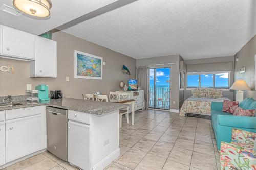 Stunning Studio with Impeccable Oceanfront Views! Beautifully Updated - Palace Resort 1202