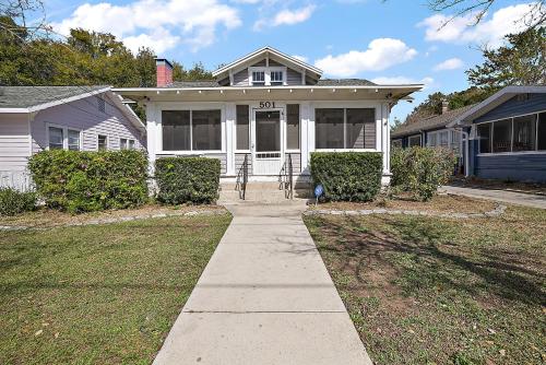 Walk to Downtown Eustis~Cozy Porch~Fire Pit~BBQ~Bungalow