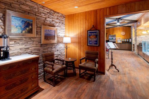 Restaurant, Mt. Lemmon Lodge in Catalina