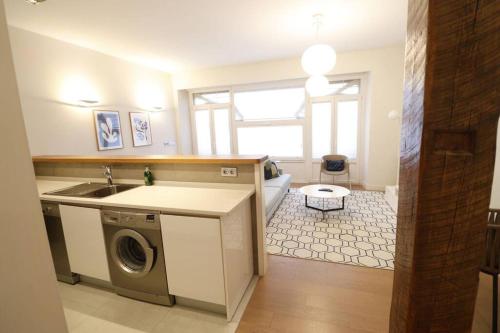 Prime Location Modern Stay - image 3