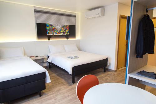 1 double bed, 1 bunk bed