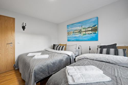 Venture Vacation-MainStreet apartment with free parking on premises